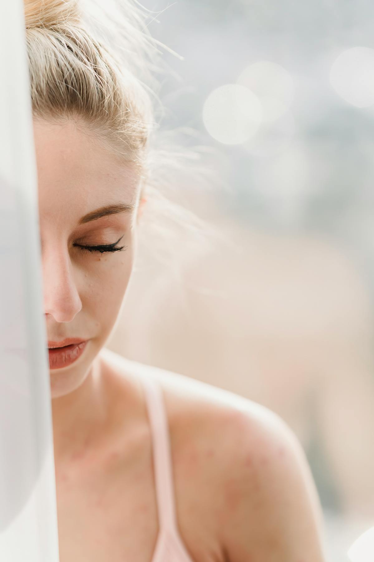 Vrouw die rustig mediteert bij het ochtendlicht