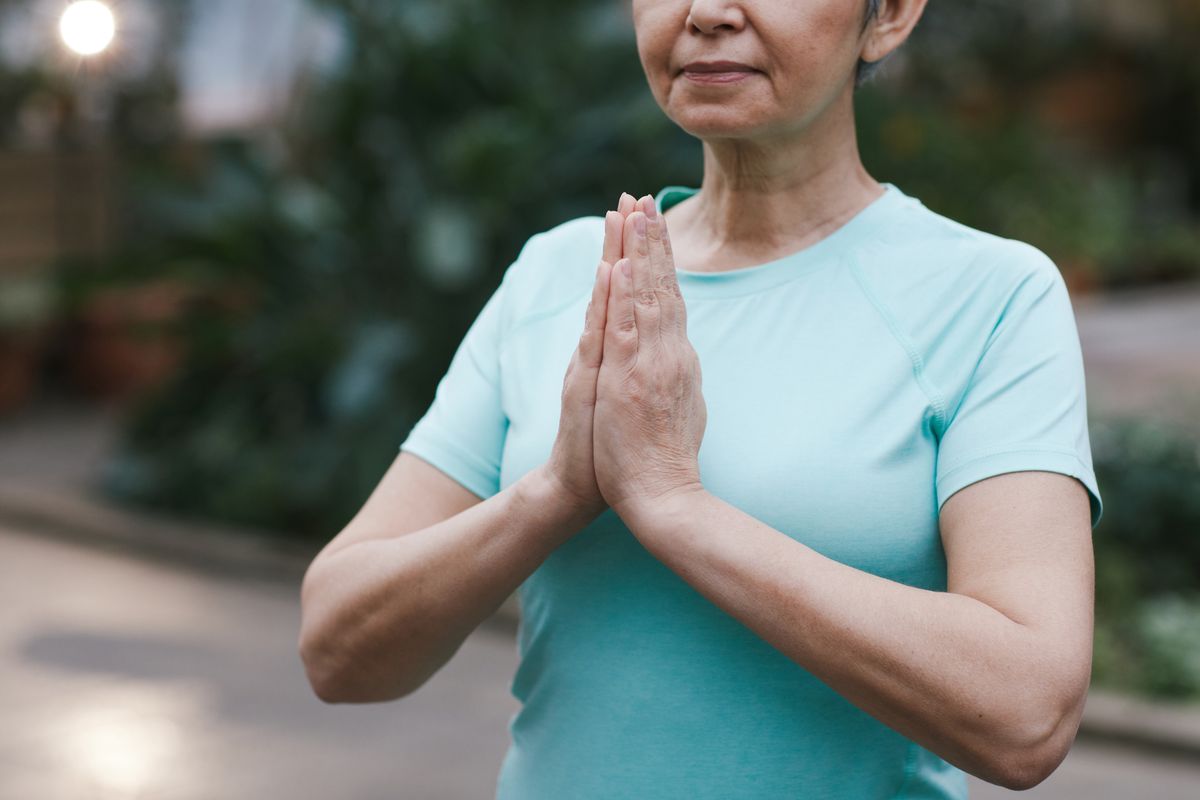 Vrouw in een rustige yogahouding in de buitenlucht